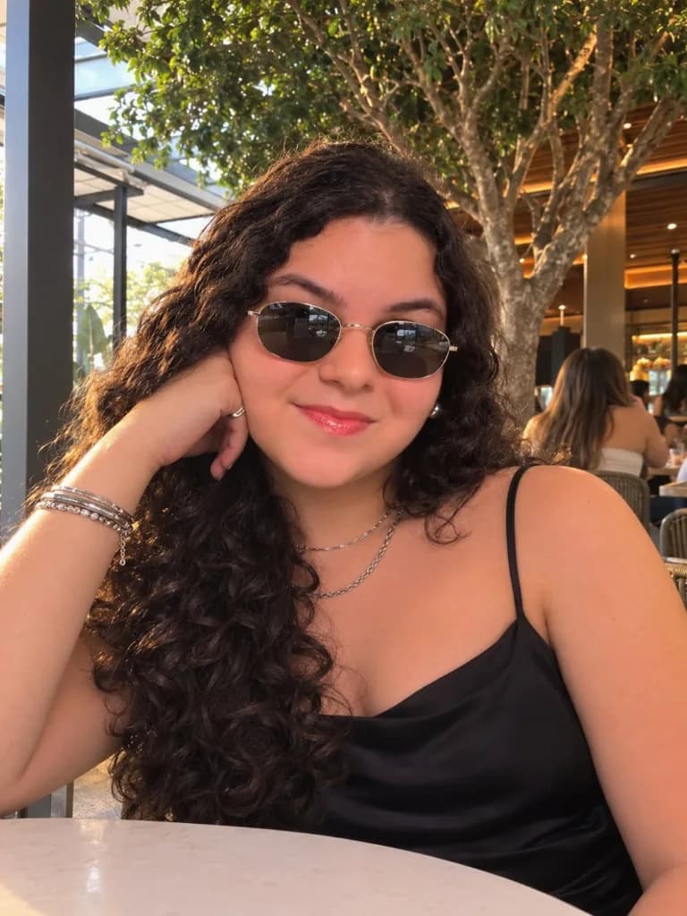 Ensaio gerado com IA: mesa no restaurante, óculos e top preto.